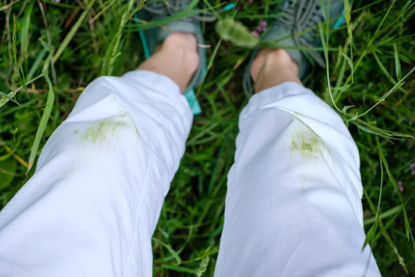 Grasflecken Auf Weißen Hosen Schmutzfleck Alltag Für Sauberes Und Sauberes — Stockfoto