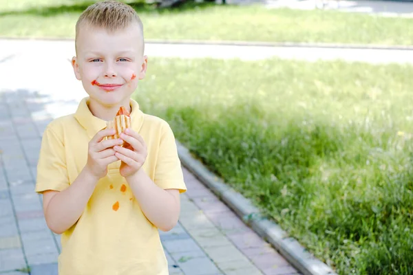 Ett Barn Äter Fransk Varmkorv Och Fläckar Sina Kläder Med — Stockfoto