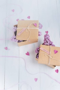 Mor çiçeklerle süslenmiş bir hediye kutusu. Paket, sıfır atık, plastiksiz, çevre dostu konsept. Yüksek kalite fotoğraf