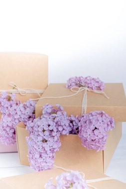 Leylak çiçekli eko paketleme hediyeleri. Sıfır atık, plastik el yapımı hediye paketi. Doğum günü, Paskalya, Sevgililer Günü ve kadınlar için. Yüksek kalite fotoğraf