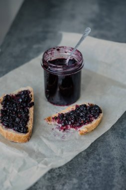 Taze ekmek dilimlerinde çilek reçeli. Sabah kahvaltısı ve ev konforu kavramı. Üst Manzara. Yüksek kalite fotoğraf