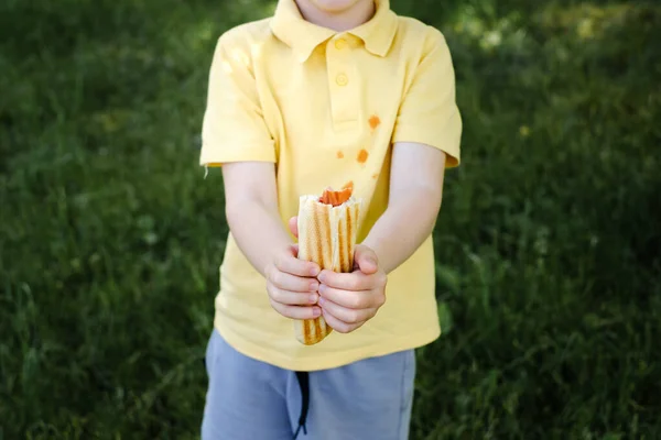 Francia Hot Dog Szalonnában Sült Kolbásszal Gyerek Kezében Fűben Mindennapi — Stock Fotó