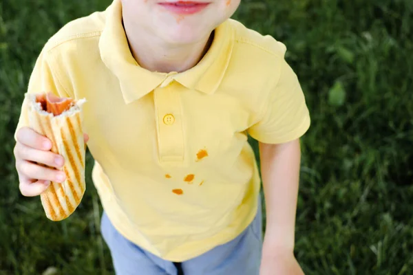 在草丛中的一件黄色T恤上盖上西红柿污迹 每日生活污渍用于清洗和清洁概念 是的高质量的照片 — 图库照片