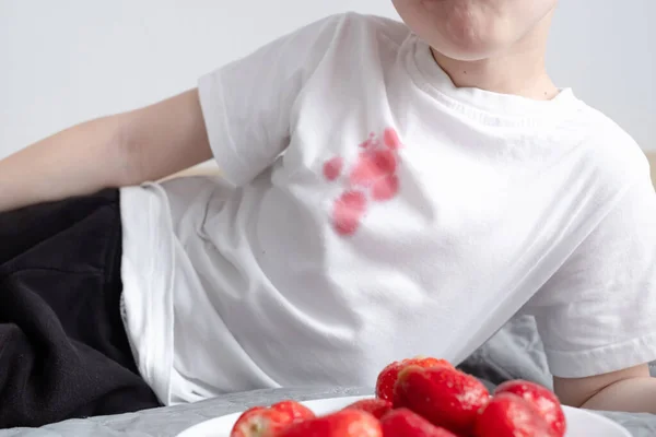 Mancha Roja Sucia Una Camiseta Niño Blanco Concepto Limpieza Manchas — Foto de Stock