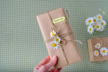 Teşekkür ederim ya da hediye olarak bahar çiçekleriyle süslenmiş tebrik kartı. Uluslararası Teşekkür Günü ya da Anneler Günü konsepti. Yüksek kalite fotoğraf