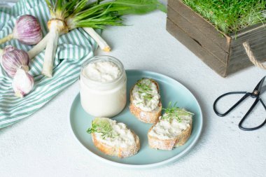  Ev yapımı yabanturpu kavanozu ve üç dilim kremalı ekmek, kişniş lahanası, yuvarlak tabakta. Üst Manzara. Yüksek kalite fotoğraf