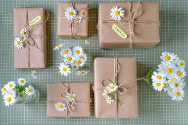 Eco Craft bayramları hediye kutularını masanın üstünde sunar. Düz yatış stili