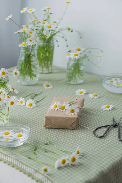 Ökoprodukt Kraftpapier Frauenhänden Eingewickelt Hause Auf Den Tisch Hochwertiges Foto — Stockfoto