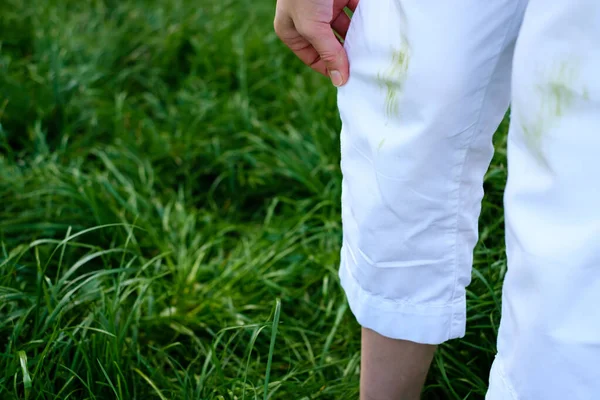 洗える布から新鮮な草の汚れを見つける女性の手 高品質の写真 — ストック写真