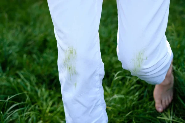 Schmutzige Grasflecken Auf Freizeitkleidung Schmutzfleck Alltag Für Sauberes Und Sauberes — Stockfoto