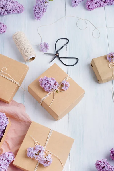 Geschenke Öko Verpackung Mit Fliederfarbenen Blumen Keine Abfälle Plastikgeschenkverpackungen Zum — Stockfoto