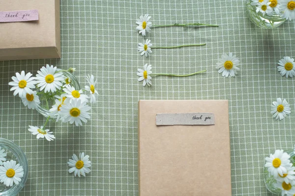 Geschenk verziert mit Kamillenblüten mit Worten der Dankbarkeit. flache, umweltfreundliche und abfallfreie Verpackung von oben — Stockfoto