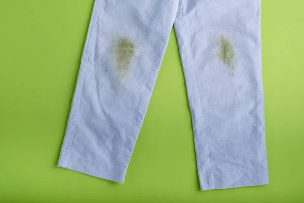 Manchas Hierba Las Rodillas Los Pantalones Los Niños Aislado Sobre — Foto de Stock