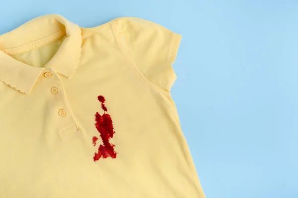Manchas Sangre Una Camiseta Amarilla Espacio Para Texto Aislado Sobre — Foto de Stock