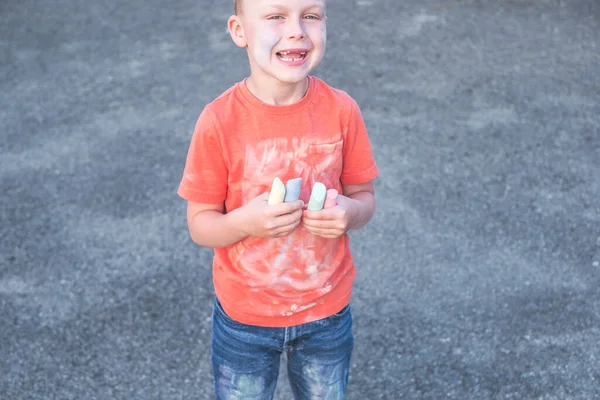 Portret Van Een Jongen Met Gekleurd Krijt Zijn Handen Brede — Stockfoto