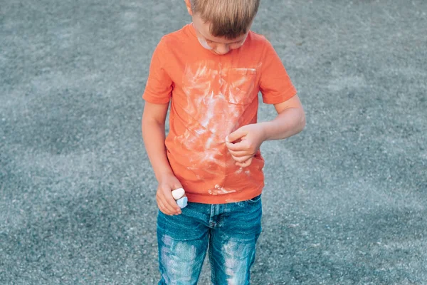 Een Jongen Met Een Krijtvlek Zijn Kleren Het Concept Van — Stockfoto