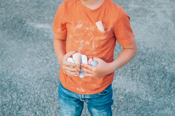 Kind Met Gekleurd Krijt Zijn Handen Vuil Shirt Voor Hoge — Stockfoto