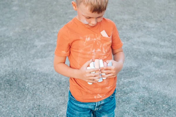 Kind Neemt Gekleurd Krijt Zijn Handen Vuil Shirt Aan Voorkant — Stockfoto