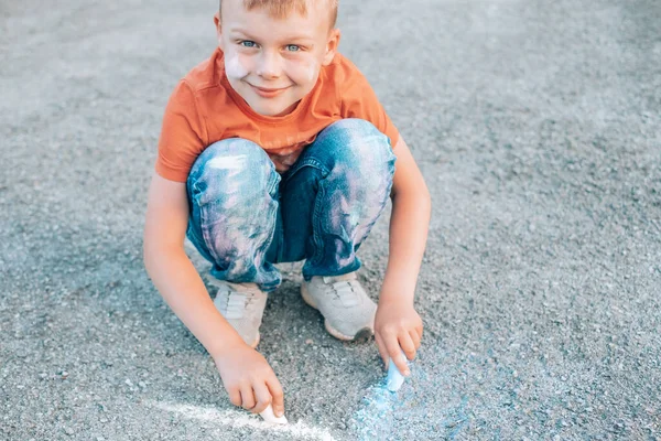 Enfant Dessine Sur Trottoir Visage Les Vêtements Sont Tachés Craie — Photo