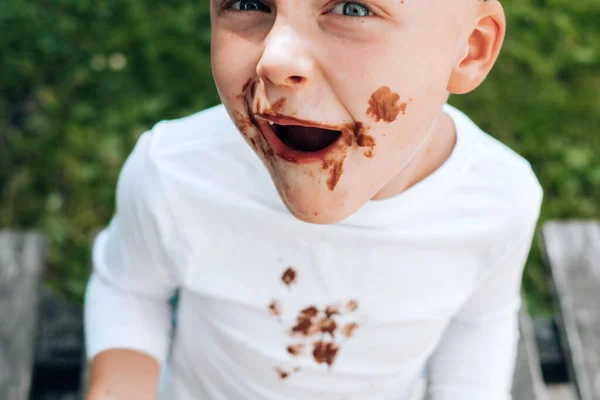 Mladý Nepořádný Chlapec Čokoládou Tváři Kvalitní Fotografie — Stock fotografie