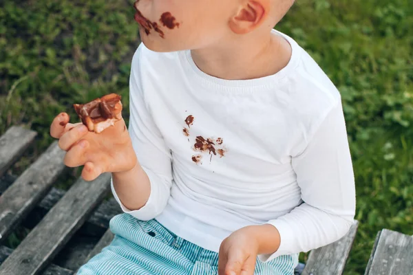 Manchas Chocolate Ropa Blanca Chico Comiendo Gofre Belga Con Una — Foto de Stock
