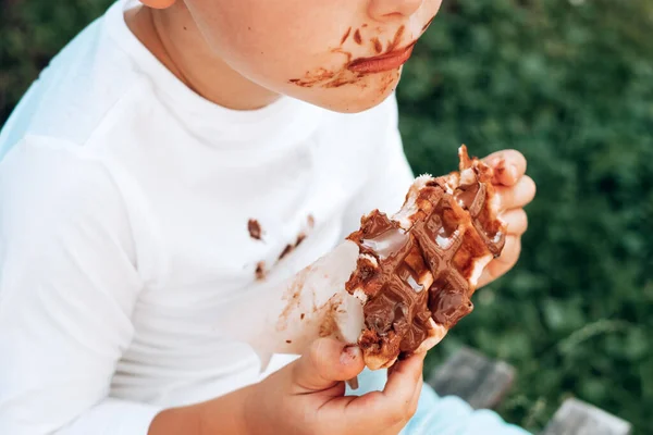 Chlapec Belgickou Vafli Čokoládovou Polevou Venkovní Každodenní Život Špinavé Skvrny — Stock fotografie
