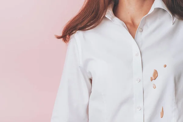 Kvinne Hvit Skjorte Med Kosmetiske Flekker Foran Isolert Rosa Bakgrunn – stockfoto