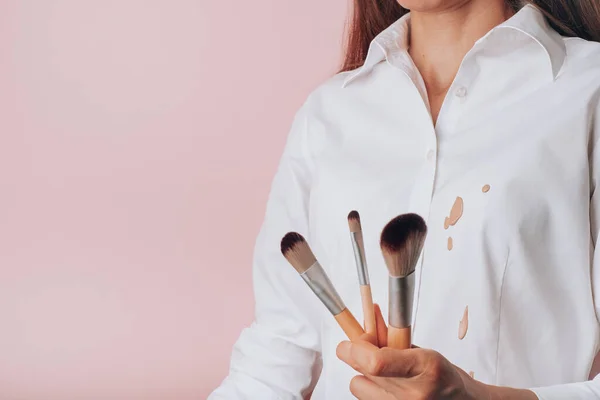Derramando Cimientos Camisa Blanca Una Mujer Las Manos Pinceles Maquillaje — Foto de Stock