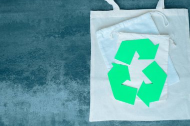 Geri dönüşüm işareti ve ekolojik torbalar. Çevre dostu ve yeniden kullanılabilir ambalaj. Yüksek kalite fotoğraf