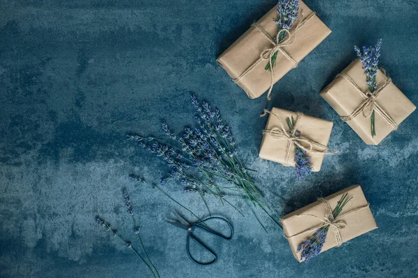 Kunsthandwerk Geschenkboxen Mit Lavendel Verziert Auf Einem Konkreten Hintergrund Raum — Stockfoto