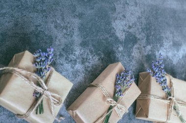 Lavanta süslemeli el işi hediye kutuları. Beton bir arka planda. Metin için boşluk. Eko konsepti. En üstteki düz yerde. Yüksek kalite fotoğraf