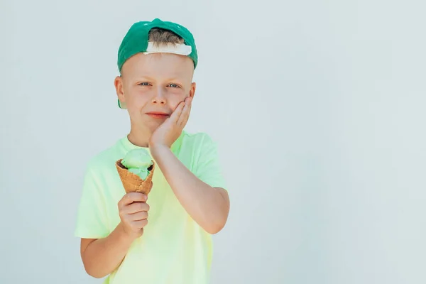 Portret Van Een Jongen Die Ijs Eet Kiespijn Voelt Tandheelkundige — Stockfoto