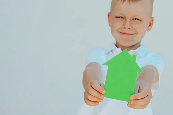 Pojke Med Ett Hus Gjort Grönt Papper Begreppet Ekologiska Hus — Stockfoto