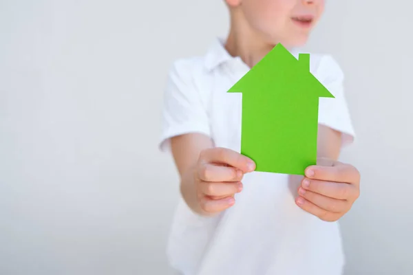 Mãos Criança Segurando Uma Casa Feita Papel Verde Conceito Casas — Fotografia de Stock