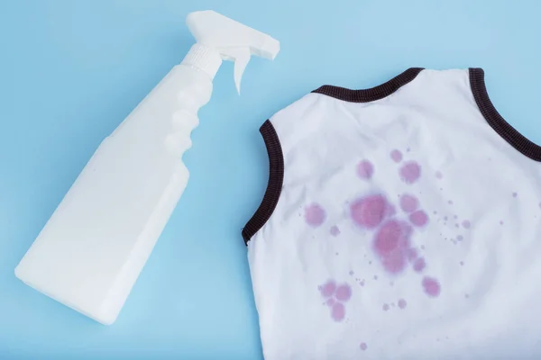 Mancha Jugo Con Spray Quitamanchas Para Ropa Aislado Sobre Fondo — Foto de Stock