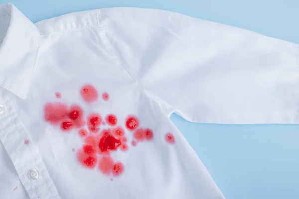 Zblízka Vylijte Nápoj Oblečení Jasně Růžová Skvrna Bílé Košili Zepředu — Stock fotografie