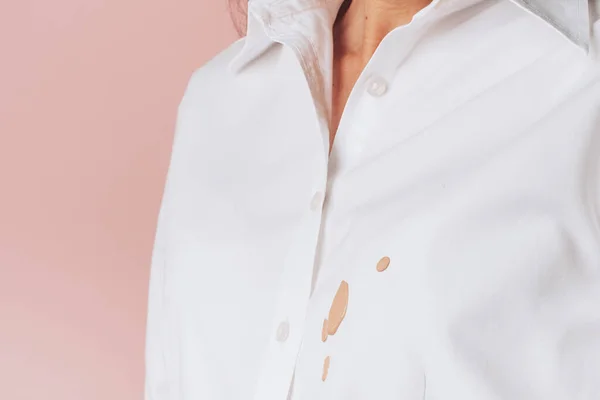 Verschüttete Kosmetika Auf Frauenkleidung Isoliert Auf Rosa Hintergrund Hochwertiges Foto — Stockfoto