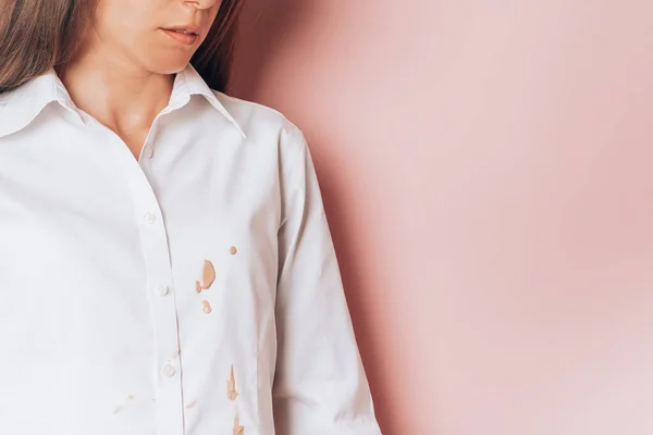 Weibchen Mit Kosmetischen Flecken Auf Weißem Hemd Isoliert Auf Rosa — Stockfoto