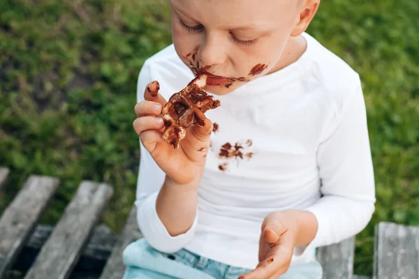 Niño Comiendo Gofre Belga Con Una Cobertura Chocolate Vista Superior — Foto de Stock