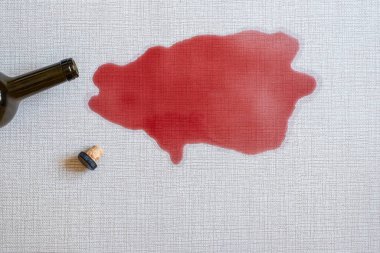 Halıya dökülen kırmızı şarap lekesi. en üstteki görünüm