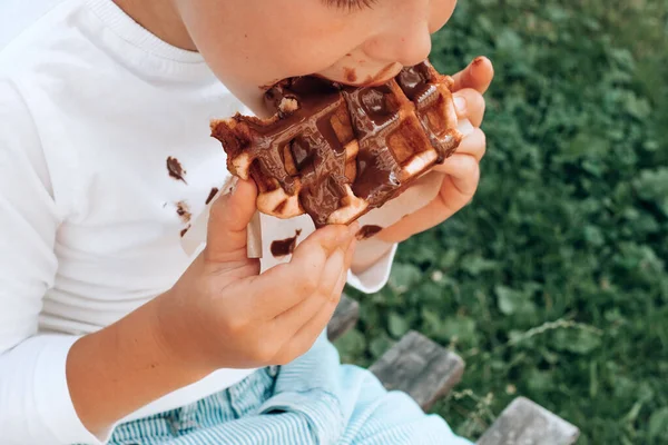 Chico Comiendo Gofre Belga Con Una Cobertura Chocolate Aire Libre — Foto de Stock