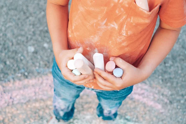 Kind Neemt Gekleurd Krijt Zijn Handen Vuil Shirt Aan Voorkant — Stockfoto