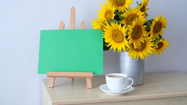 Leere Papier-Karte mit Attrappe Kopie Raum Strauß von Sonnenblumen, eine Tasse Kaffee. auf weißem Hintergrund. — Stockvideo