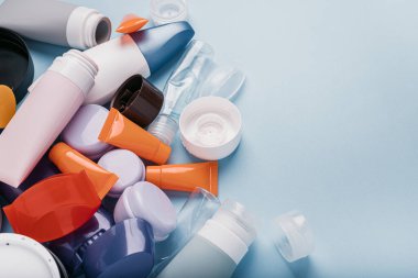 Mavi arka planda kozmetik için plastik ambalaj kullanılmış. Kullanılmış plastik ambalajlı çöp. Yüksek kalite fotoğraf