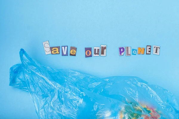雑誌から切り取られた惑星の言葉を保存します フラットレイアウト 青の背景に 最上階だ プラスチックの概念 高品質の写真 — ストック写真