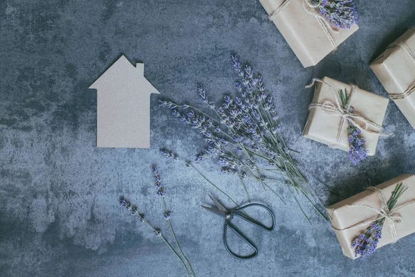 Miljövänligt hem.Craft presentask med liten lavendel bukett. ovanifrån platt ligg — Stockfoto