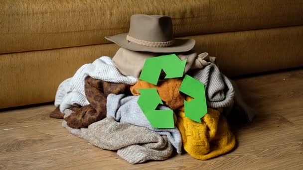 Recycle kleding concept. stapel oude herfstkleding op de vloer thuis — Stockvideo