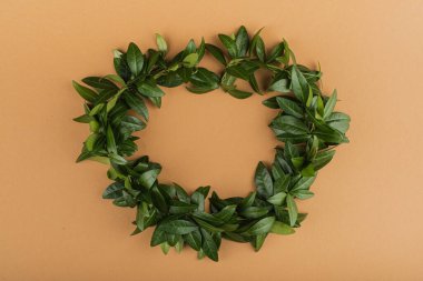 Kahverengi arka planda kalp şeklinde bir çelenk. Yeşil enerji konsepti üst görünüm. Yüksek kalite fotoğraf