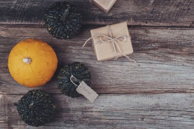 Eko hediye olarak Kraft kağıdında etiketli teşekkür ederim. Yaratıcı Autumn, arka plan. Cadılar Bayramı, Şükran Günü konsepti. Sıfır kayıp. Yüksek kalite fotoğraf