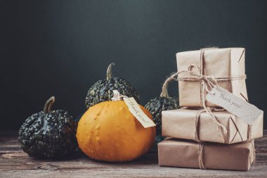 Tahta bir masada hediye ve balkabağı etiketi için teşekkür ederim. Çevre dostu sıfır atık ve Şükran Günü konsepti. Yüksek kalite fotoğraf